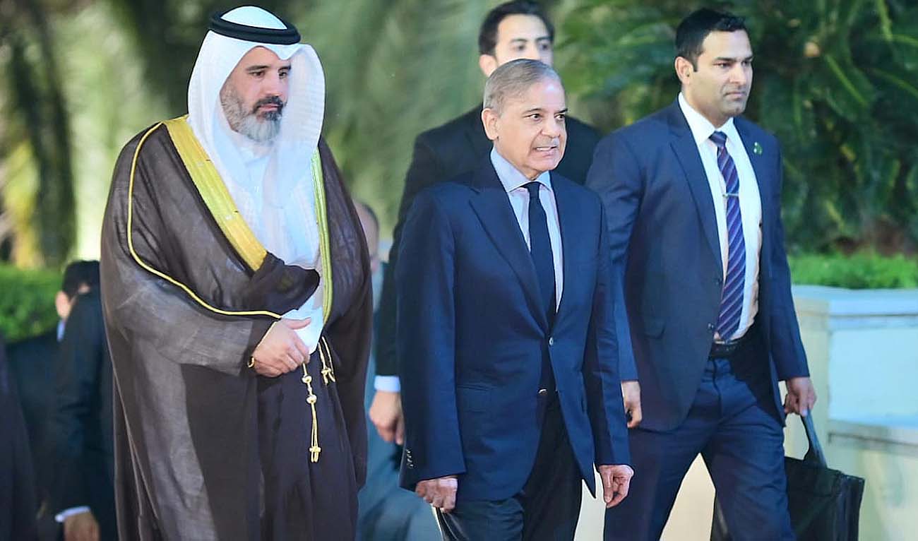 Prime Minister Shehbaz Sharif (center) receives Saudi Arabia's Assistant Minister of Investment Ibrahim Al-Mubarak (left) for a dinner held in honor of a high-level Saudi business delegation visiting the Pakistani capital of Islamabad on May 6, 2024. (Photo courtesy: PMO)