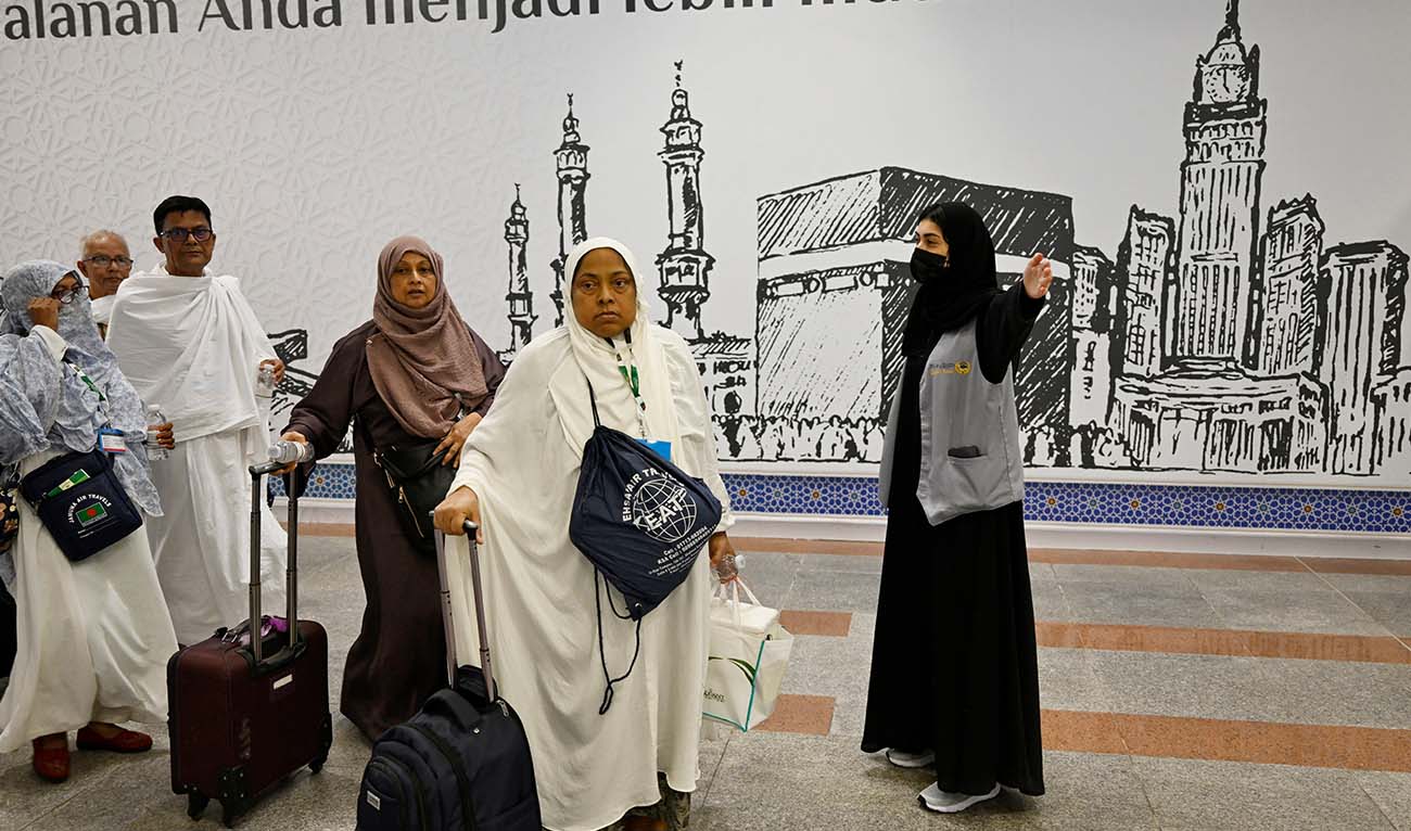 Muslim pilgrims arrive at King Abdul Aziz International Airport in Jeddah, ahead of the Hajj pilgrimage in Mecca, on May 10, 2024. (AFP/File)
