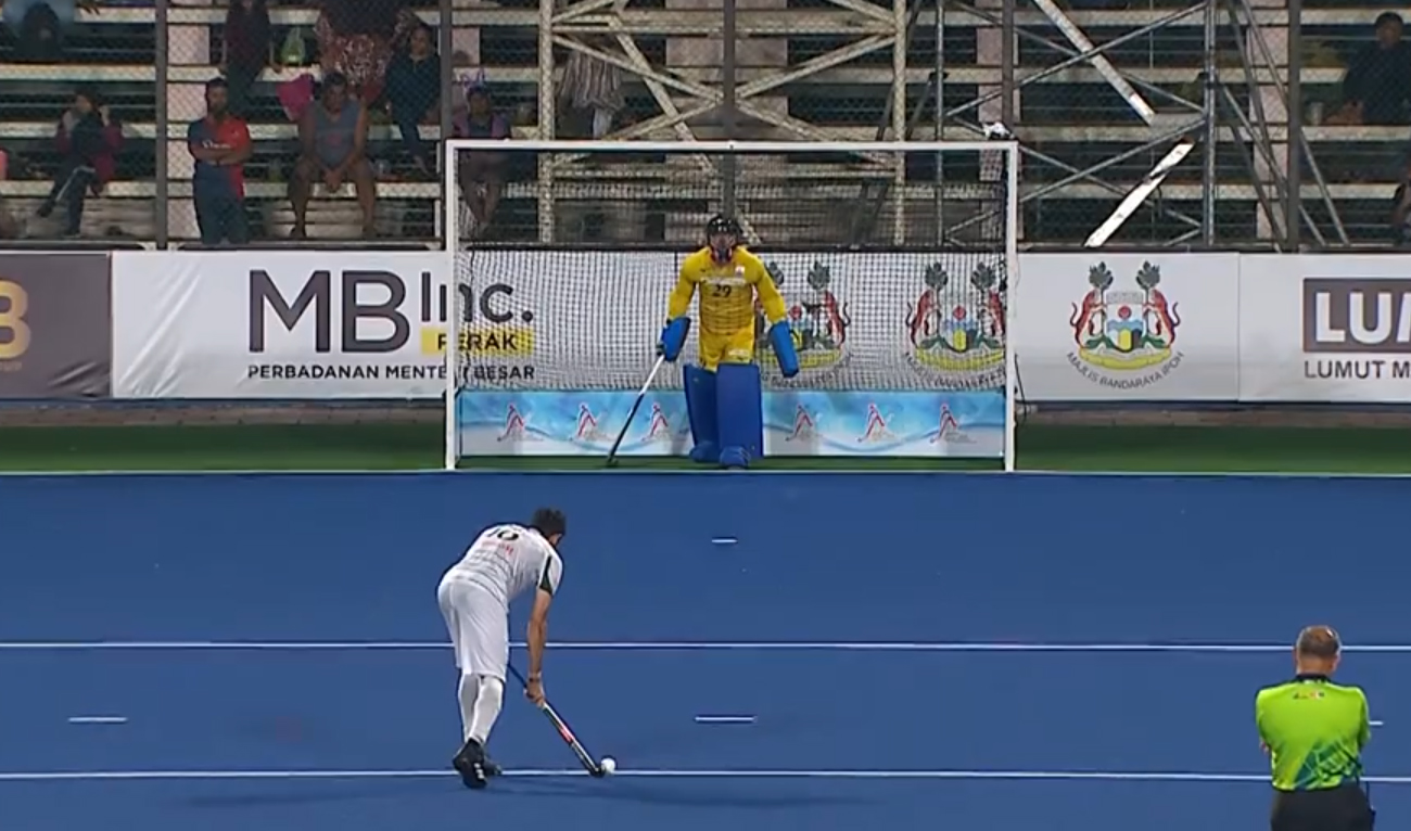 Pakistan Hockey Team Captain Ammad Butt plays a penalty shootout during a match against Japan in the Sultan Azlan Shah Cup 2024 in Malaysia on May 11, 2024. (Photo courtesy: Astro Arena/Screengrab)