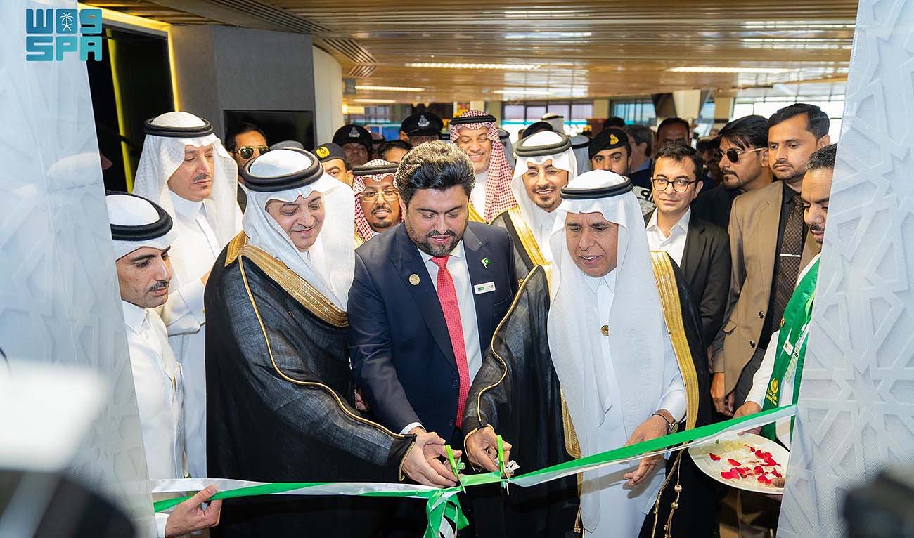 In this handout photograph, taken and released by Saudi Press Agency, Saudi Ambassador to Pakistan Nawaf bin Said Al-Malki (3L), Kamran Tessori (C), the governor of Pakistan’s southern Sindh province, and Saudi Arabia’s Passport & Immigration Chairman Sulaiman Abdul Aziz Al-Yahya (R) cut the ribbon at the formal launch of Makkah Route Initiative at the Jinnah International Airport in Karachi on May 12, 2024. (SPA)