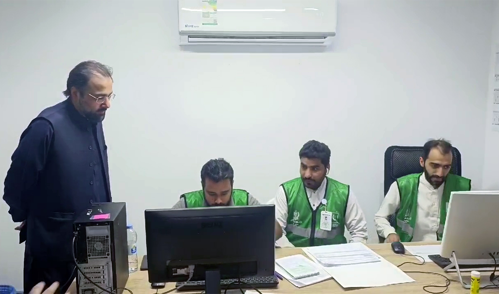 Pakistan's religious affairs minister, Chaudhry Salik Hussain (first left), inspects arrangements for Pakistani pilgrims at the Pakistan Hajj Mission center in Jeddah, Saudi Arabia, on May 16, 2024. (Religious Affairs Ministry)