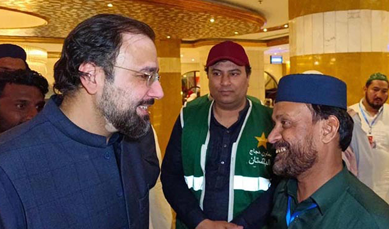 Pakistan Minister of Religious Affairs Chaudhry Salik Hussain meets Pakistani pilgrims during inspection for catering arrangements at the Pakistan Hajj Mission camp in Madinah on May 17, 2024. (APP)