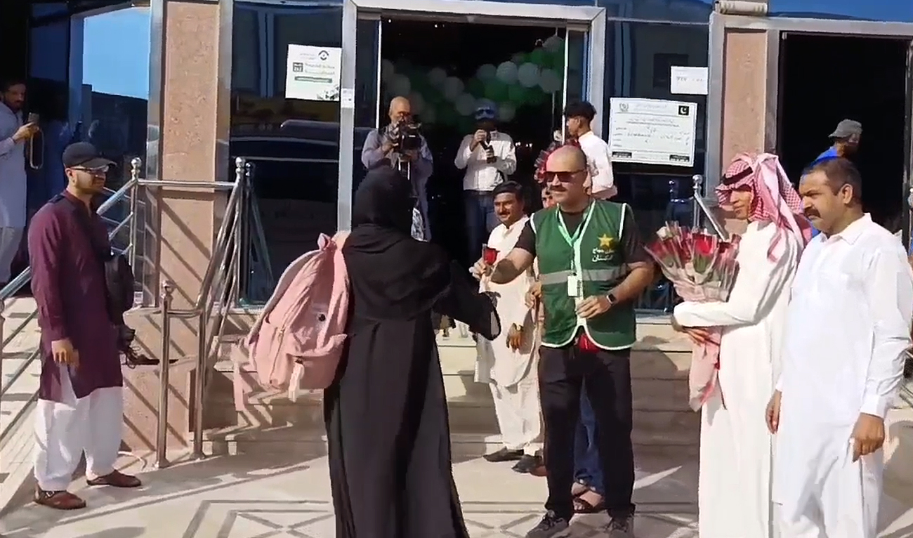 Officials from Pakistan’s religion ministry welcome Pakistani pilgrims in Makkah on May 22, 2024. (Photo courtesy: MORA)