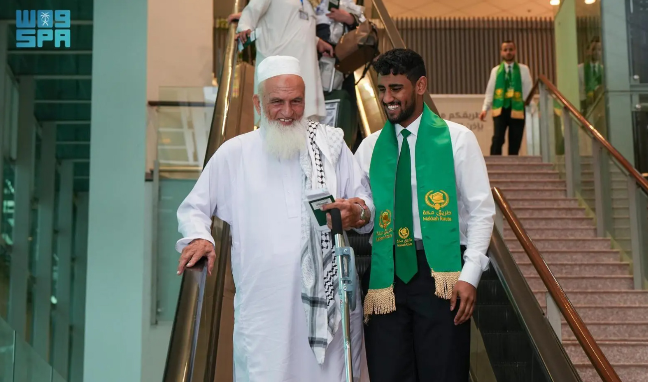 An official of Makkah Route guides Pakistani pilgrim ahead of flight for Saudi Arabia at Islamabad International Airport in Islamabad on May 22, 2024. (SPA)