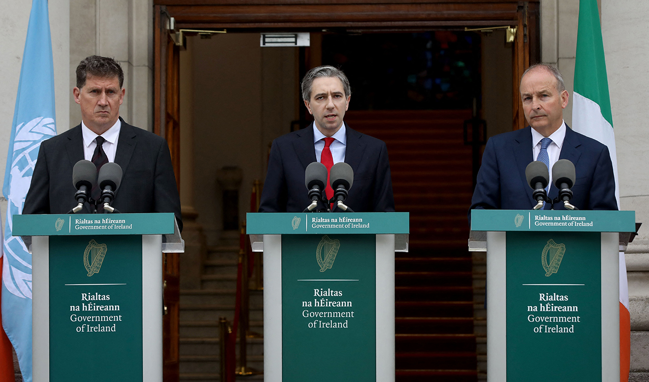 Ireland's Prime Minister Simon Harris (C), flanked by Ireland's Minister of Foreign Affairs Michel Martin (R) and Ireland's Minister for Transport Eamon Ryan (L), delivers a speech during a press conference, to recognise the state of Palestine at the Government buildings, in Dublin, on May 22, 2024. (AFP)