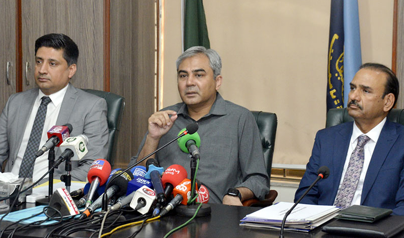 Pakistan Interior Minister Mohsin Naqvi (center) speaks during a press conference in Lahore on May 26, 2024. (APP)