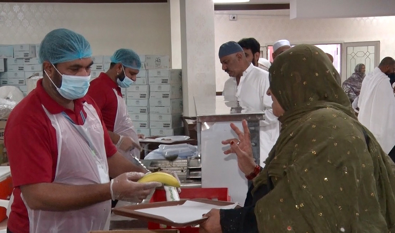 A woman speaks to kitchen staff at the Pakistan Hajj Mission facility in Makkah on May 15, 2024. (Photo courtesy: Pakistan Hajj Mission)