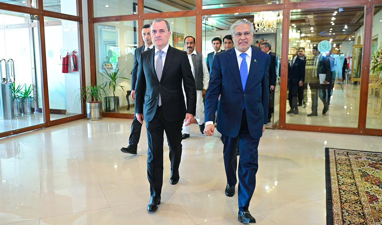 Pakistan’s Deputy Prime Minister and Foreign Minister Ishaq Dar welcomes Foreign Minister of Azerbaijan Jeyhun Bayramov at the foreign ministry in Islamabad on May 30, 2024. (Photo courtesy: MOFA)