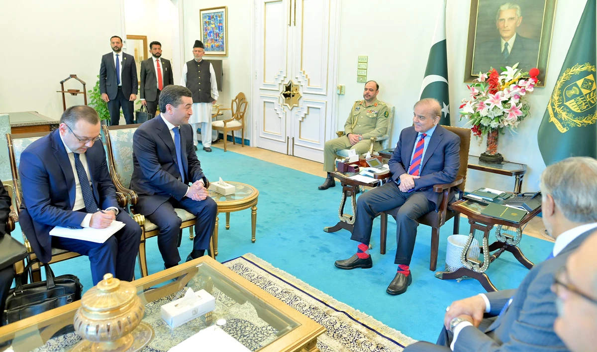 Foreign Minister of Uzbekistan, Bakhtiyor Saidov (second from right) calls on Prime Minister Shehbaz Sharif (left) in Islamabad, Pakistan on May 8, 2024. (PID)