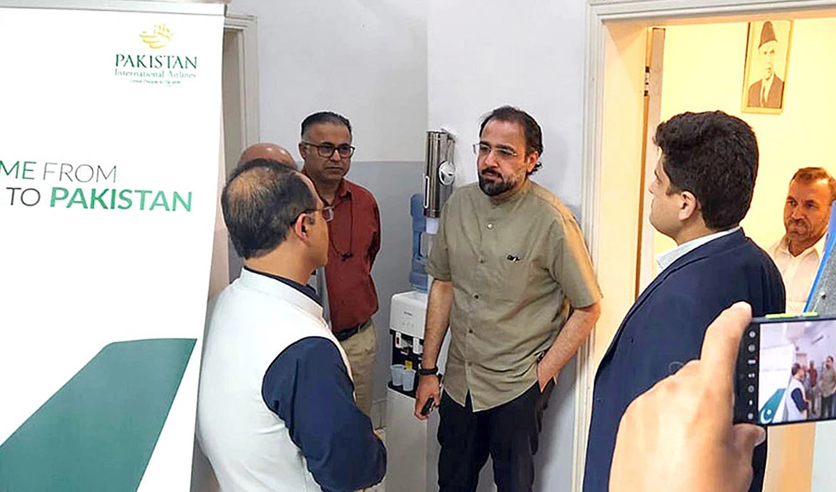 Federal Minister for Religious Affairs Chaudhry Salik Hussain (center) reviewing arrangements for Hajj in Jaddah, Saudi Arabia, on May 15, 2024. (APP)