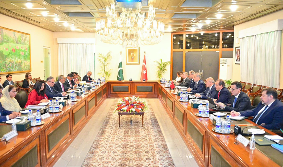 Pakistan Deputy Prime Minister and Foreign Minister Ishaq Dar (4L) and Turkish Foreign Minister Hakan Fidan (5R) hold bilateral meeting in Islamabad, Pakistan on May 20, 2024. (MOFA)