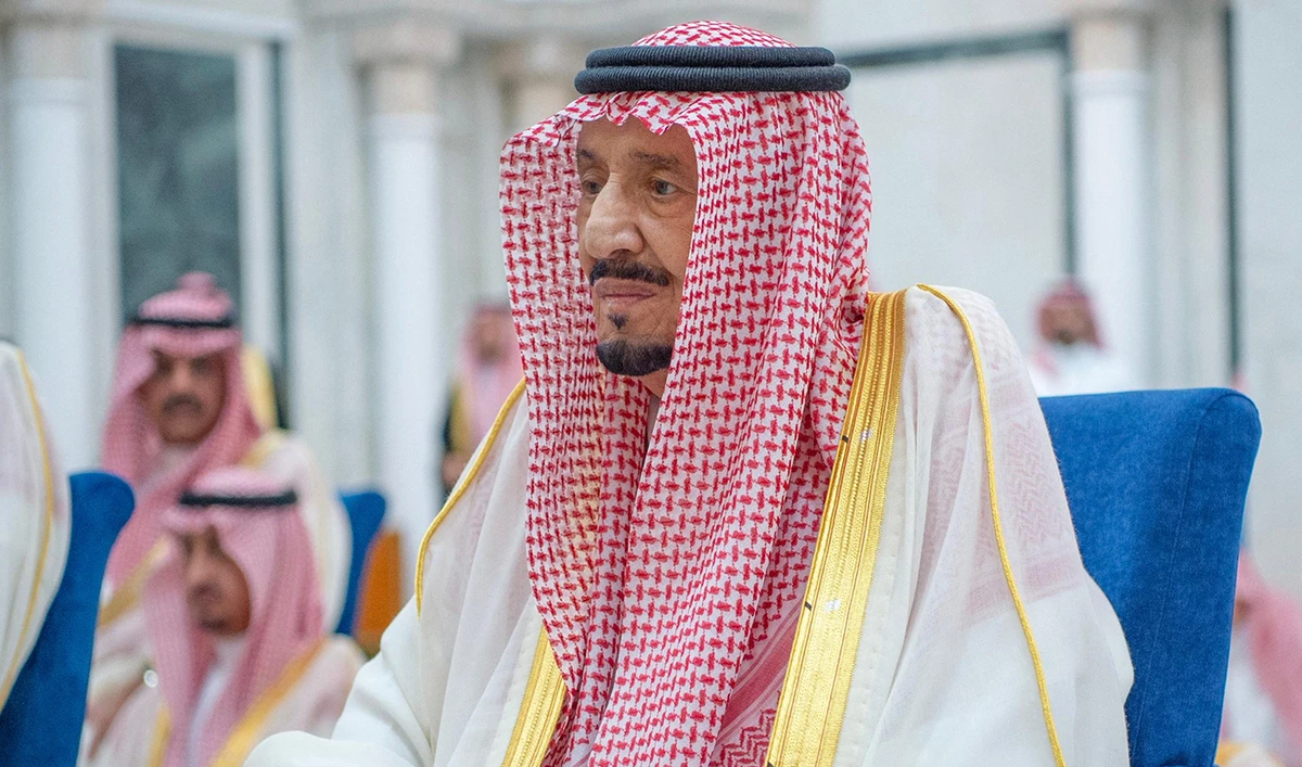 A handout picture provided by the Saudi Press Agency (SPA) shows Saudi King Salman bin Abdulaziz performing the Eid Al-Fitr prayer at the Grand Mosque in the holy city of Mecca on April 10, 2024. (AFP/File)
