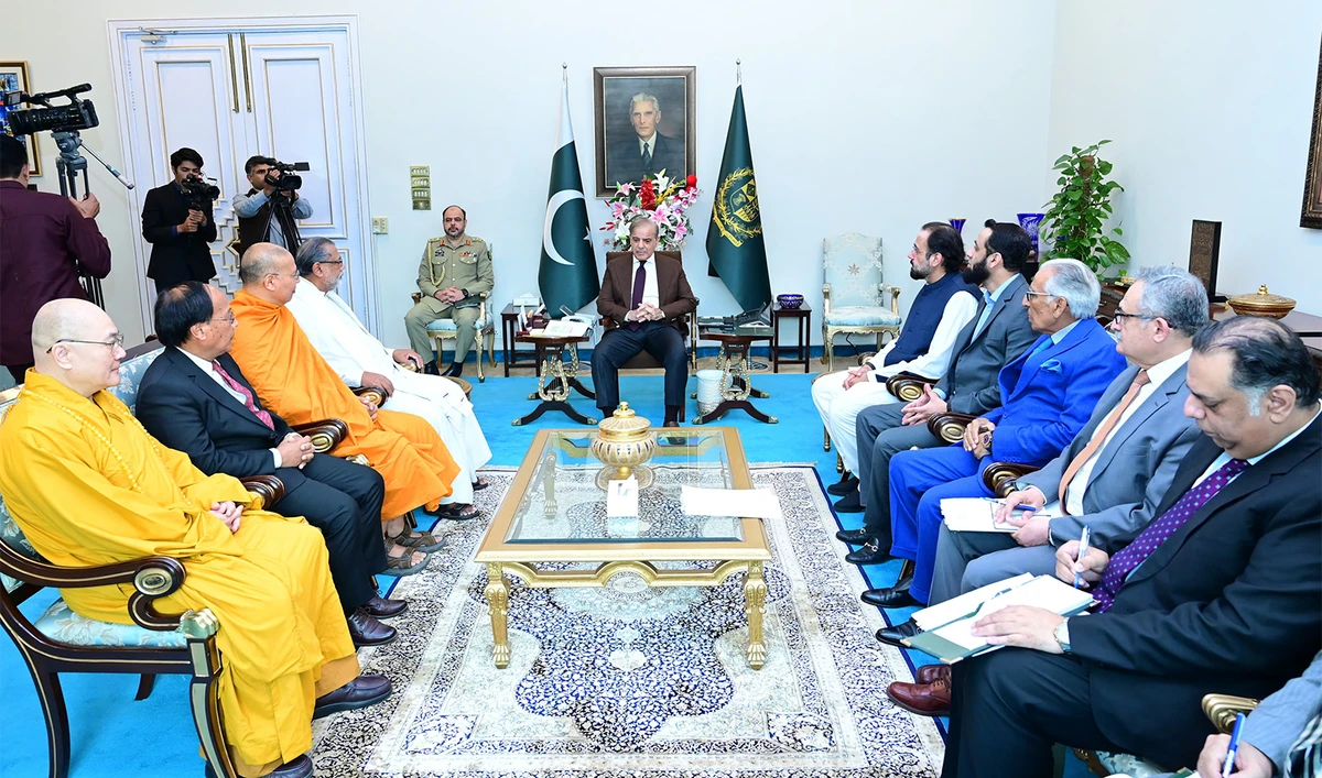Pakistan Prime Minister Shehbaz Sharif (center) meets with visiting Buddhist leaders in Islamabad, Pakistan, on May 29, 2024. (PID)