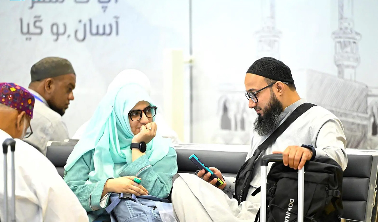 Pakistani pilgrims wait to check in for their Hajj flight to Jeddah at the Jinnah International Airport in Karachi on May 31, 2024. (SPA)