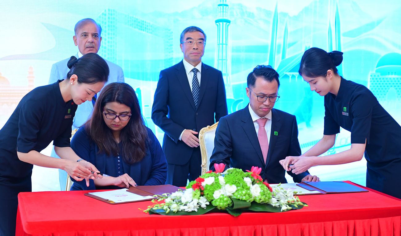 Prime Minister Muhammad Shehbaz Sharif witnesses the signing of framework agreement between the Ministry of Information Technology of the Government of Pakistan and Huawei in Shenzhen, China, on June 5, 2024. (GOP)