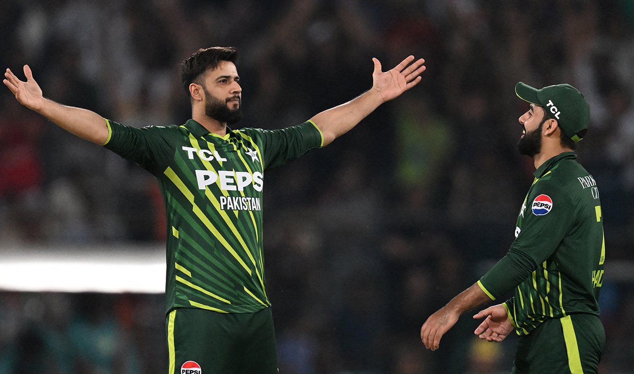 Pakistan's Imad Wasim (L) celebrates after taking the wicket of New Zealand's Cole McConchie (not pictured) during the fifth and last Twenty20 international cricket match between Pakistan and New Zealand at the Gaddafi Cricket Stadium in Lahore on April 27, 2024. (AFP/File)