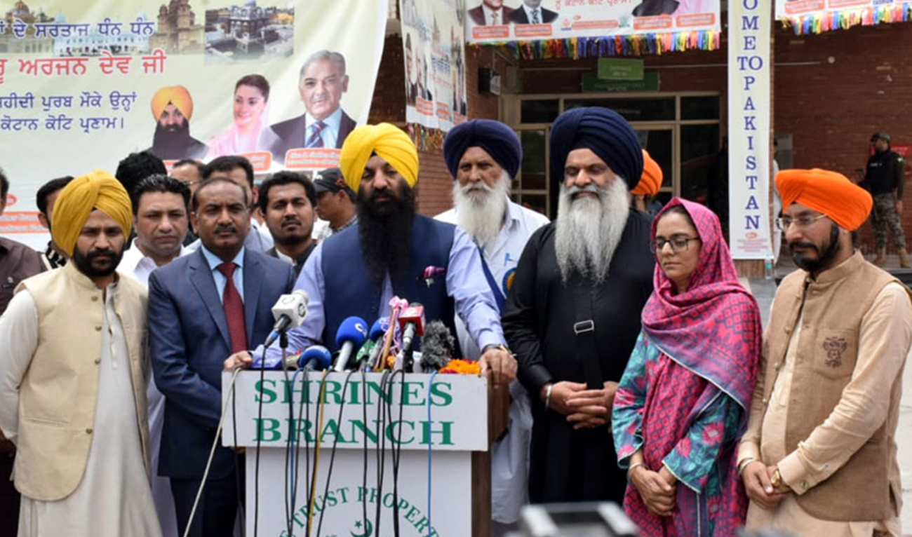 Punjab Minister and Chairman of the Pakistan Sikh Gurdwara Prabandhak Committee, Sardar Ramesh Singh Arora (center), addresses the sikh pilgrims arriving in Pakistan’s Lahore on June 9, 2024, to attend festival marking the death anniversary of the fifth Sikhism Guru Arjun Dev. (Photo courtesy: Radio Pakistan)