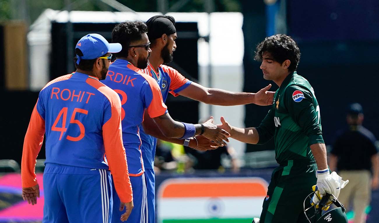 India's Hardik Pandya (2nd L) shakes hands with Pakistan's Naseem Shah (R) after India defeated Pakistan during the ICC men's Twenty20 World Cup 2024 group A cricket match at Nassau County International Cricket Stadium in East Meadow, New York on June 9, 2024. (AFP)