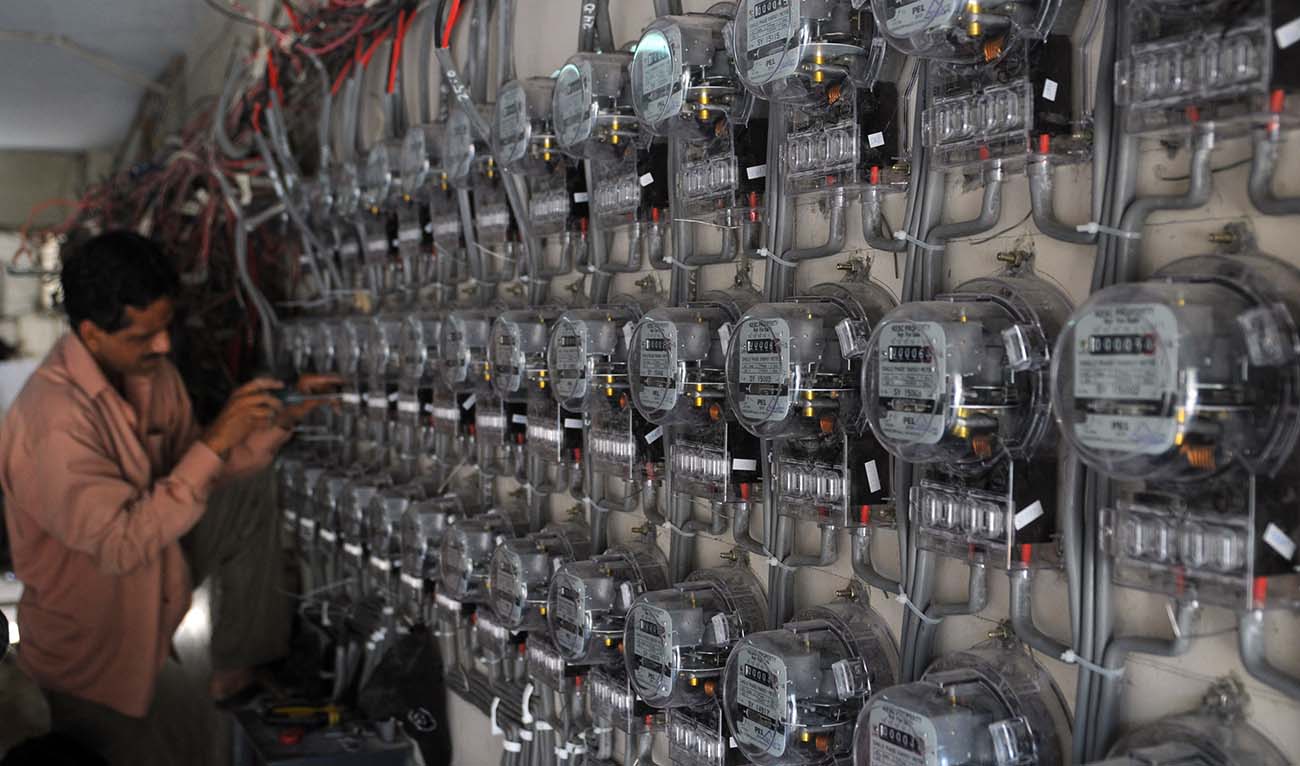 A technician from the Karachi Electric Supply Corporation (KESC), Pakistan's largest city's power supply company, fixes new electricity meters at a residential building in Karachi on May 13, 2010. (AFP/File)