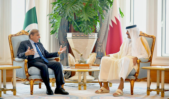 Pakistan PM Shehbaz Sharif (L) speaks with the Emir of Qatar Sheikh Tamim bin Hamad Al-Thani in Doha, Qatar on August 24, 2022. (PID/File)