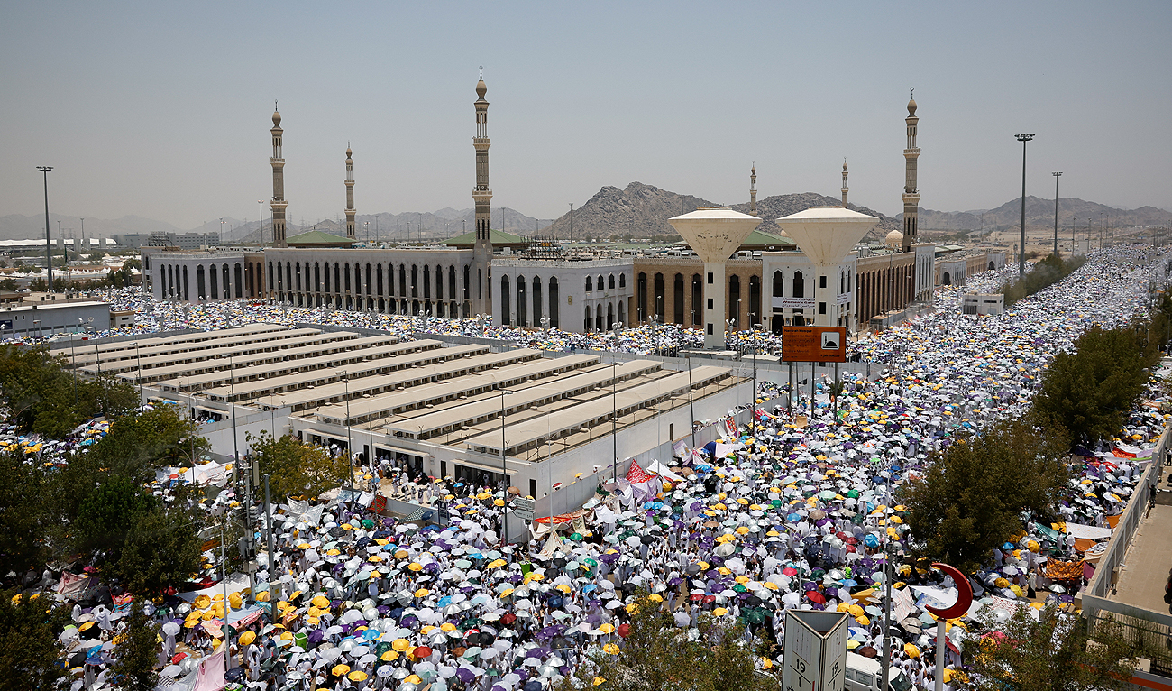 Muslim pilgrims use umbrellas to shield themselves from the sun as they gather outside Nimrah Mosque during the annual Hajj pilgrimage, outside the holy city of Makkah, Saudi Arabia, June 15, 2024. (REUTERS)