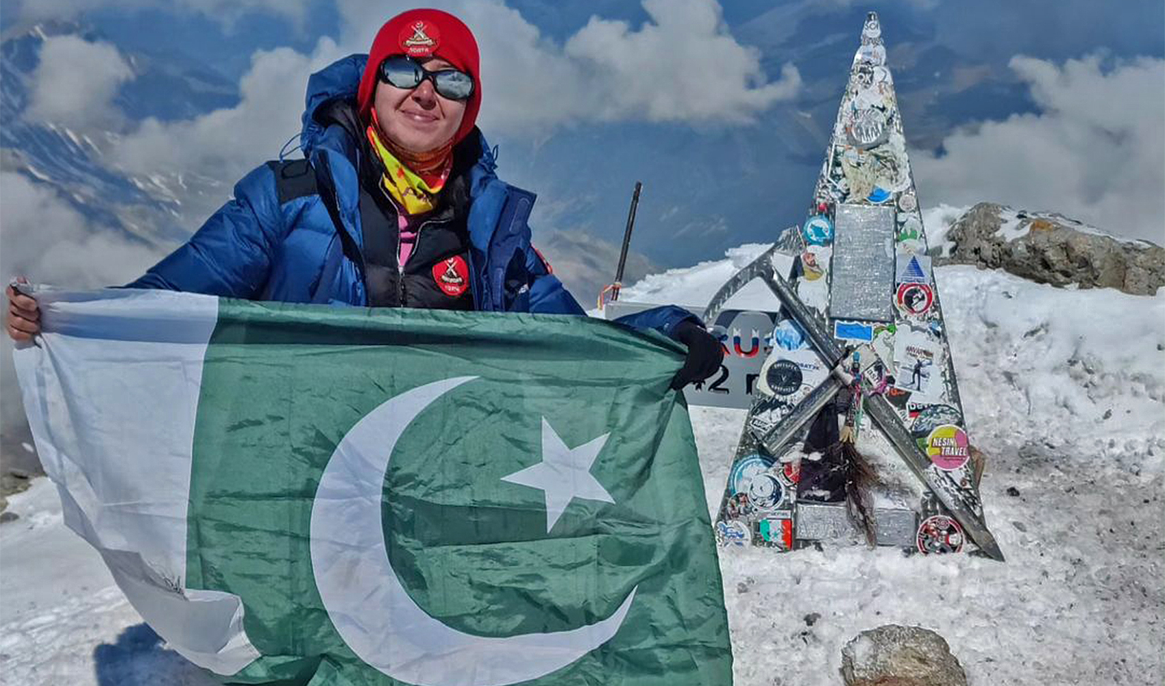 The picture posted on June 16, 2024 shows Samar Khan posing for a picture with Pakistani flag after ascending Mount Elbrus, the highest peak in Europe. (skhanathlete/Instagram)