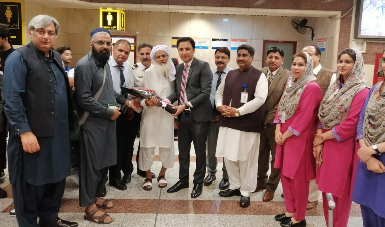 Pakistani officials welcomes Hajj pilgrims in Karachi, Pakistan on June 21, 2024. (PIA)