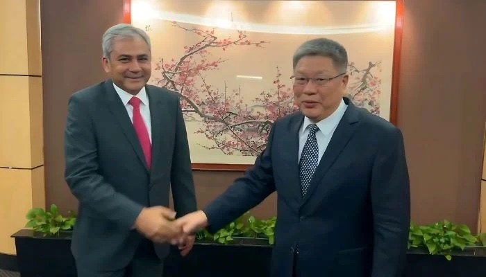 Federal Minister for Interior Mohsin Naqvi (left) meets his Chinese counterpart Qi Yanjun at the office of China's mission to the United Nations in New York, United States, on June 27, 2024. (Screengrab/Ministry of Interior)