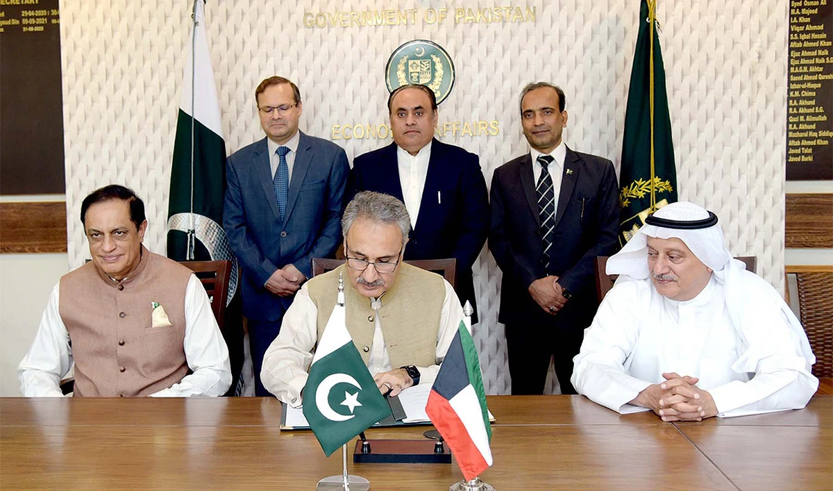 Dr. Kazim Niaz (center in the first row), Secretary of Pakistan’s Economic Affairs Ministry, signs a subsidiary loan agreement for the construction of the Mohmand Dam Hydropower Project financed by the Kuwait Fund, in Islamabad, Pakistan on June 14, 2024. (PID)
