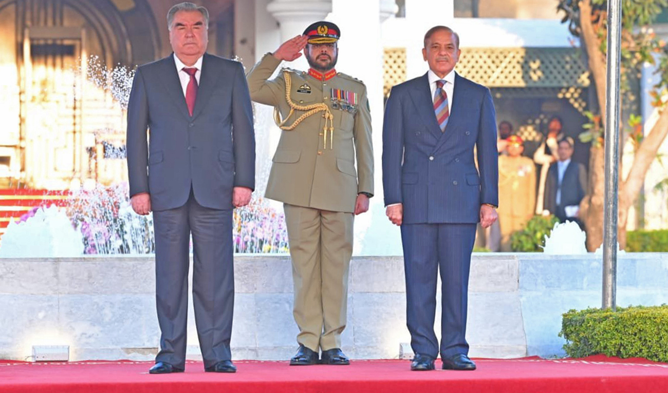 Tajikistan President Emomali Rahmon (left) and Pakistan Prime Minister Shehbaz Sharif (right) pose for a picture as they arrive at Prime Minister Office during an official ceremony in Islamabad, Pakistan, on December 14, 2022. (APP/ File)