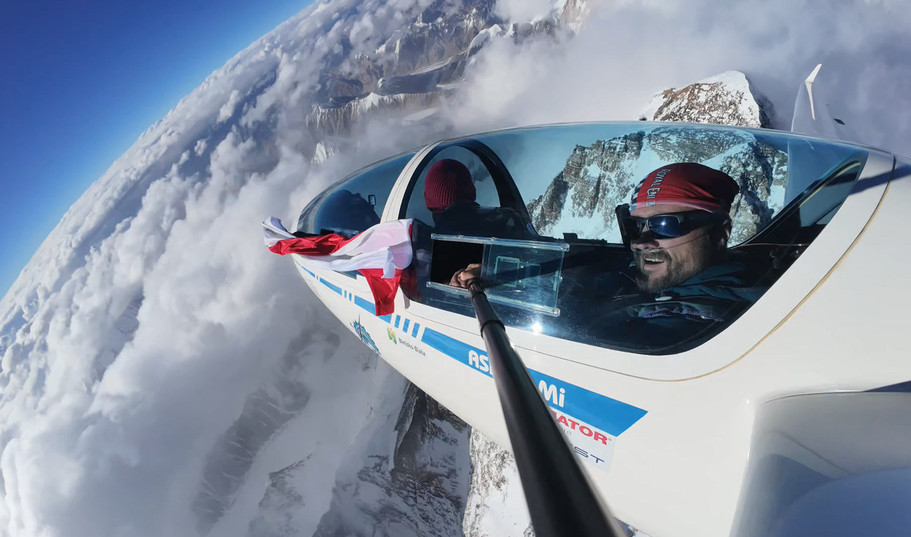 In this handout photograph, taken and shared by Polish aviator Sebastian Piotr Kawa with Arab News on July 25, 2024, Sebastian Lampart is placed in the co-pilot seat as Kawa flying Ash25 glider over the second-highest mountain in the world, K2, on July 22, 2024. (Photo courtesy: Sebastian Piotr Kawa)