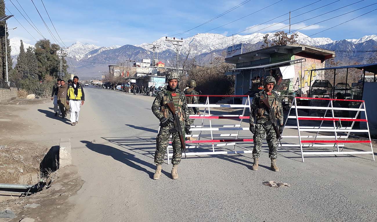 Pakistani soldiers stand guard at a checkpoint in Parachinar, capital of the Kurram tribal district, on January 22, 2017. (AFP/File)