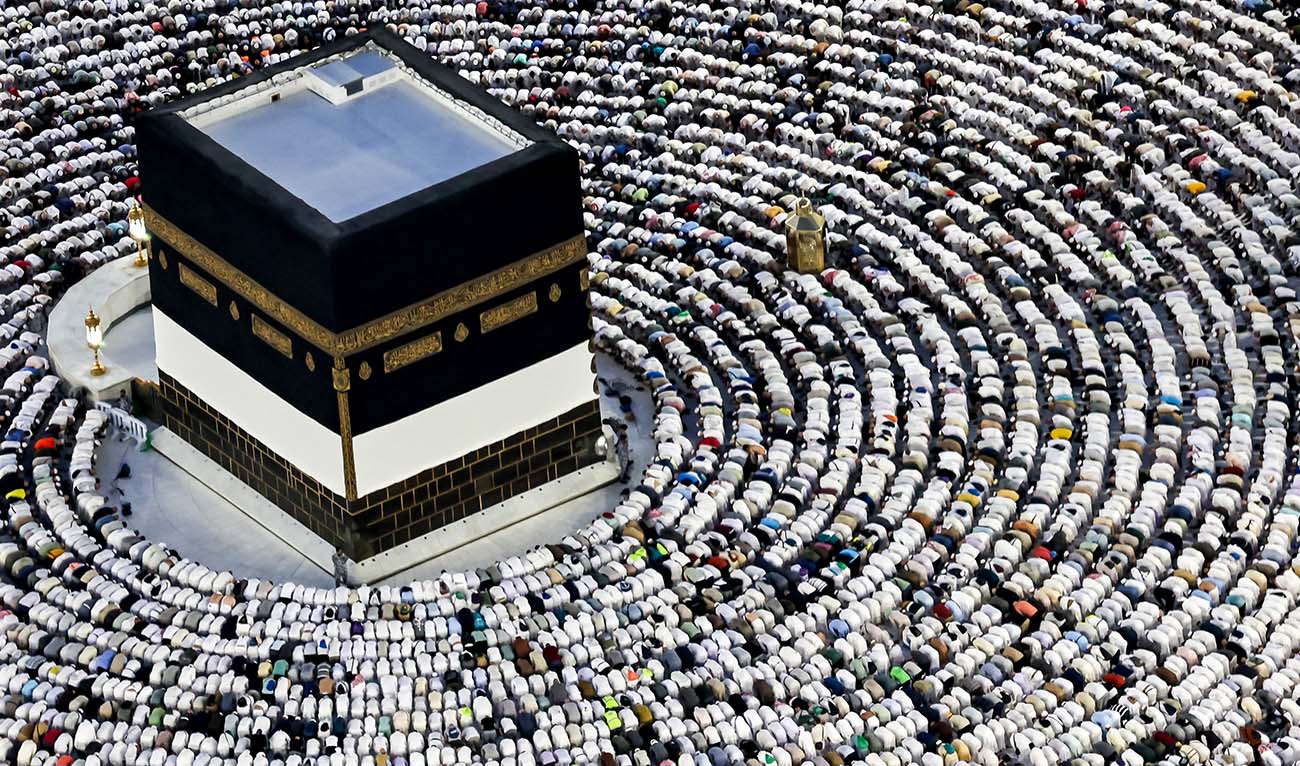 Muslim pilgrims pray around the Kaaba, Islam's holiest shrine, at the Grand Mosque in the holy city of Mecca on June 16, 2024, as they perform the farewell circumambulation or "tawaf", circling seven times around the large black cube, which is the focal point on the final day of the hajj. (AFP/File)