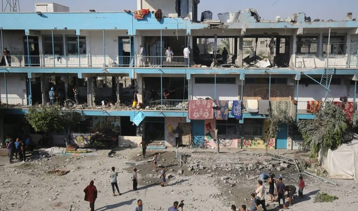 Palestinians inspect a damaged UNRWA school following an Israeli airstrike on a the displacement shelter in Nuseirat Refugee camp on June 06, 2024. (APA/File)