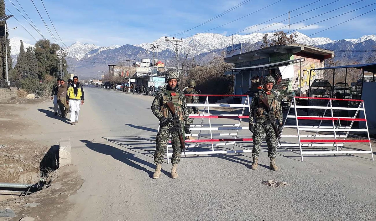 Pakistani soldiers stand guard at a checkpoint in Parachinar, capital of the Kurram tribal district, on January 22, 2017. (AFP/File)