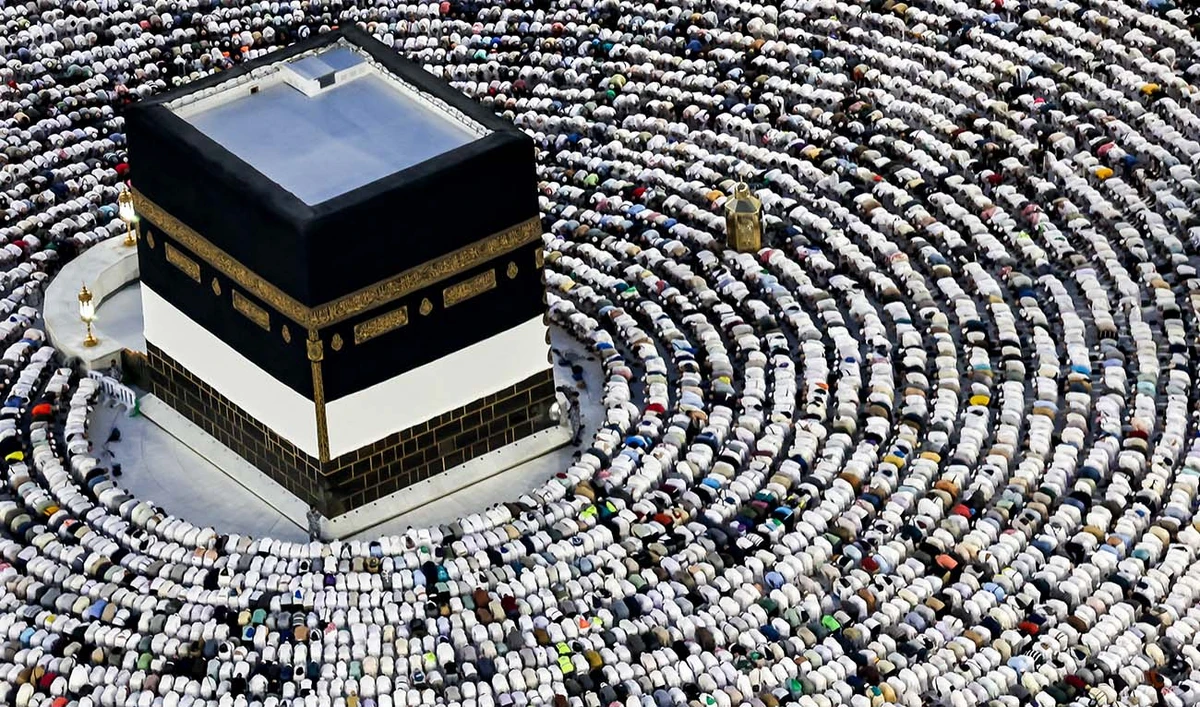 Muslim pilgrims pray around the Kaaba, Islam's holiest shrine, at the Grand Mosque in the holy city of Mecca on June 16, 2024, as they perform the farewell circumambulation or "tawaf", circling seven times around the large black cube, which is the focal point on the final day of the hajj. (AFP/File)