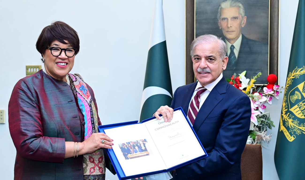 Commonwealth Secretary General Patricia Scotland presents Charter of the Commonwealth to Prime Minister Shehbaz Sharif in Islamabad on August 1, 2024. (Photo courtesy: PMO)