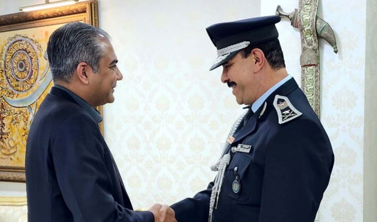 Commander of Iraq’s Rapid Response Unit Lieutenant General Dr. Tahmeir Ismail (R) shakes hands with Pakistan Interior Minister Mohsin Naqvi in Islamabad, Pakistan on August 3, 2024. (Photo courtesy: Radio Pakistan)