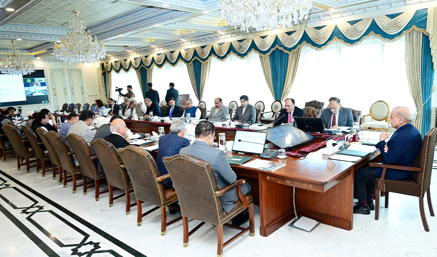Pakistan Prime Minister Shehbaz Sharif (right) chairs a meeting to rationalize the government structure and reduce its size and expenses. (PID)