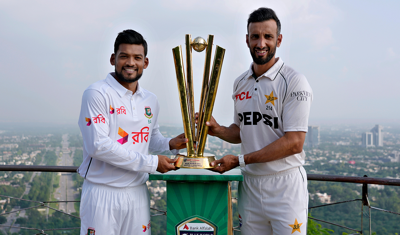 Pakistan test cricket team’s skipper Shan Masood, right, and his Bangladesh’s counterpart Najmul Hossain Shanto pose with test series trophy at a hilltop city view point Daman-e-Koh, in Islamabad on August 19, 2024. (AP)