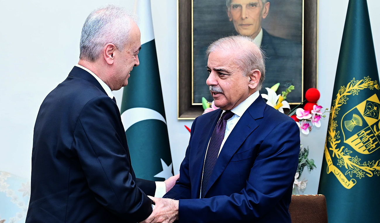 Outgoing Palestinian Ambassador Ahmad Jawad A.A. Rabei shakes hands with Pakistan Prime Minister Shehbaz Sharif as he arrives for his farewell meeting in Islamabad on August 20, 2024. (Photo courtesy: PMO)