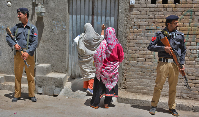 Pakistani police personnel stand guard as a health workers visit a home during a polio vaccination campaign in Quetta on April 26, 2016. (AFP/File)