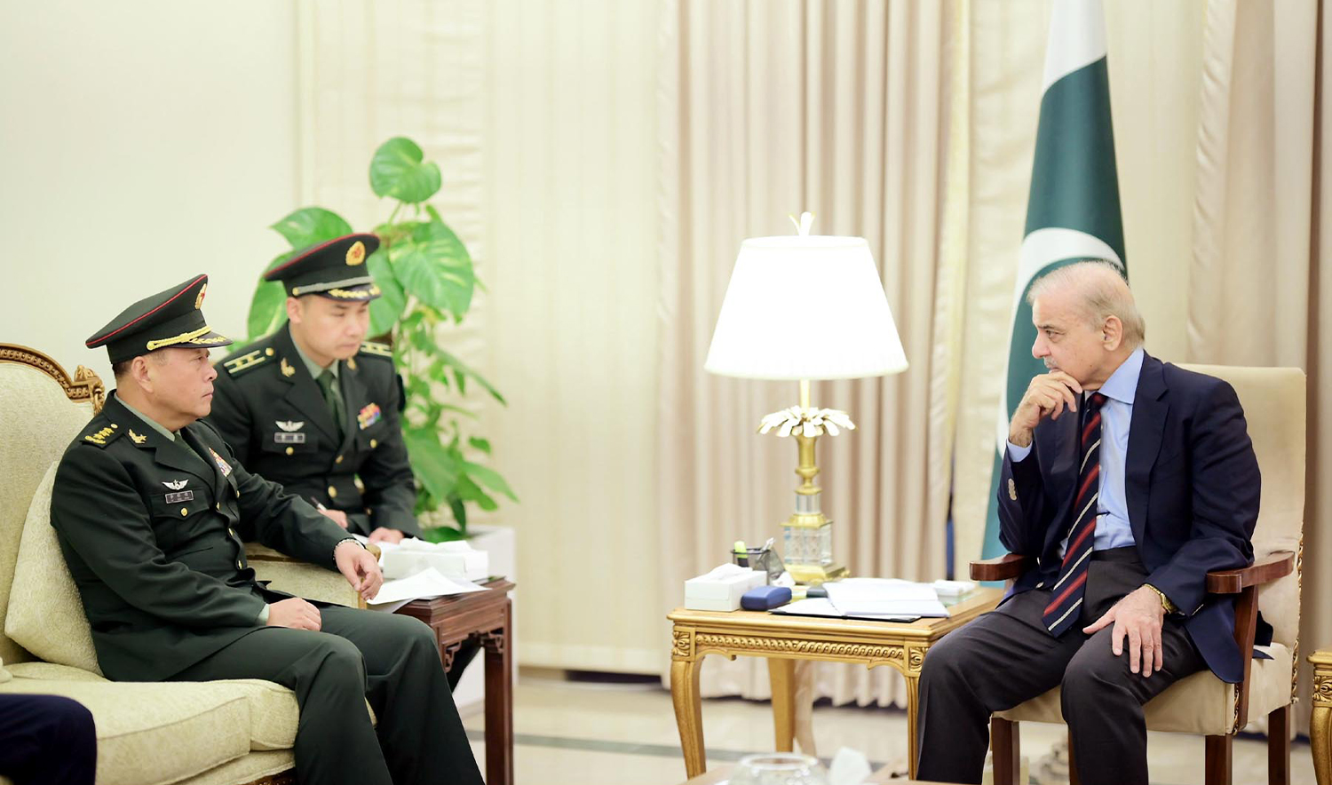 General Li Qiaoming (left), the ground force commander of the Chinese People’s Liberation Army, calls on Prime Minister Shehbaz Sharif in Islamabad, Pakistan on August 26, 2024. (PID)