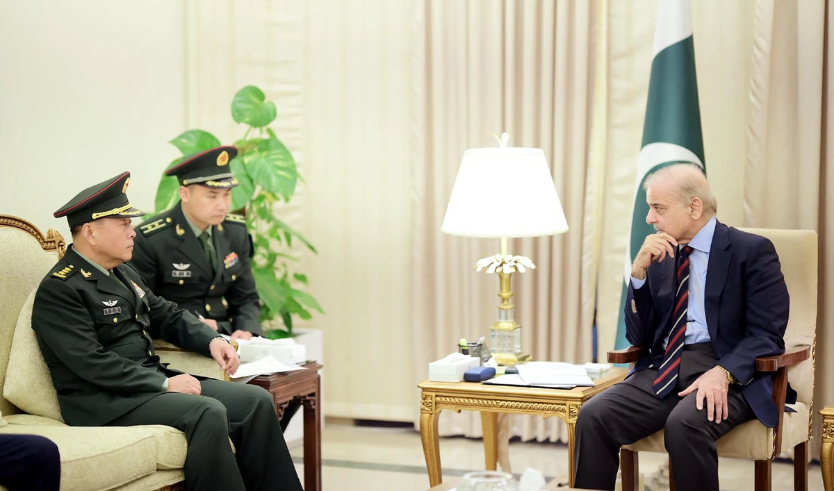General Li Qiaoming (left), the ground force commander of the Chinese People’s Liberation Army, calls on Prime Minister Shehbaz Sharif in Islamabad, Pakistan on August 26, 2024. (PID)