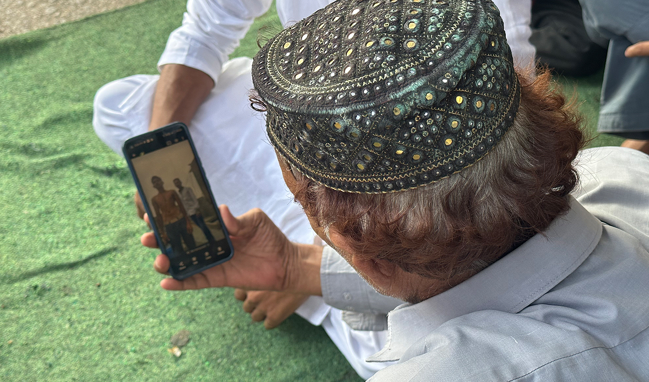 Muhammad Habibi, father of Muhammad Faizan, a Pakistani plumber, holds his phone with picture of his son after Faizan’s funeral in Karachi on September 3, 2024, during an interview with Arab News. Faizan, 18, died after descending into well to rescue two children who had fallen in a well located inside a residential complex in Karachi’s Garden area on September 1. (AN Photo)