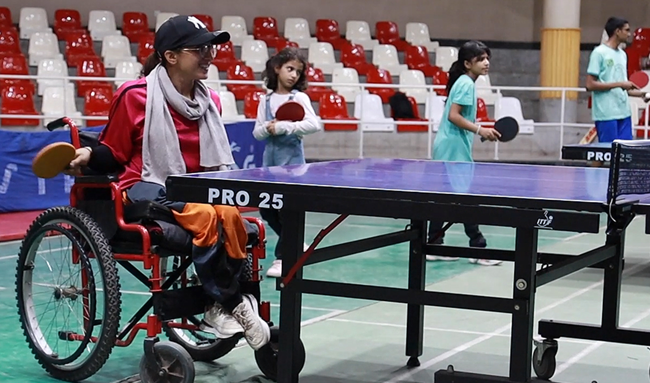 Taj Meena, a 24-year-old polio survivor, gestures during her table tennis practice match at the sports complex in Peshawar on September 4, 2024, during an interview with Arab News. (AN Photo)