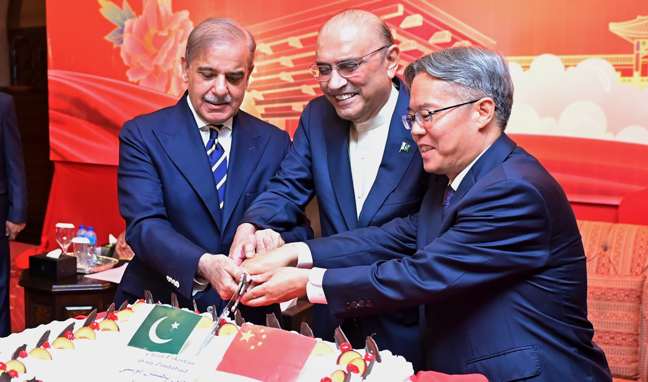 (From left to right) Pakistan’s Prime Minister Shehbaz Sharif and President Asif Ali Zardari along with Chinese Ambassador Jiang Zaidong cut special cake to mark China’s National Day, in Islamabad on September 19, 2024. (Photo courtesy: PMO)