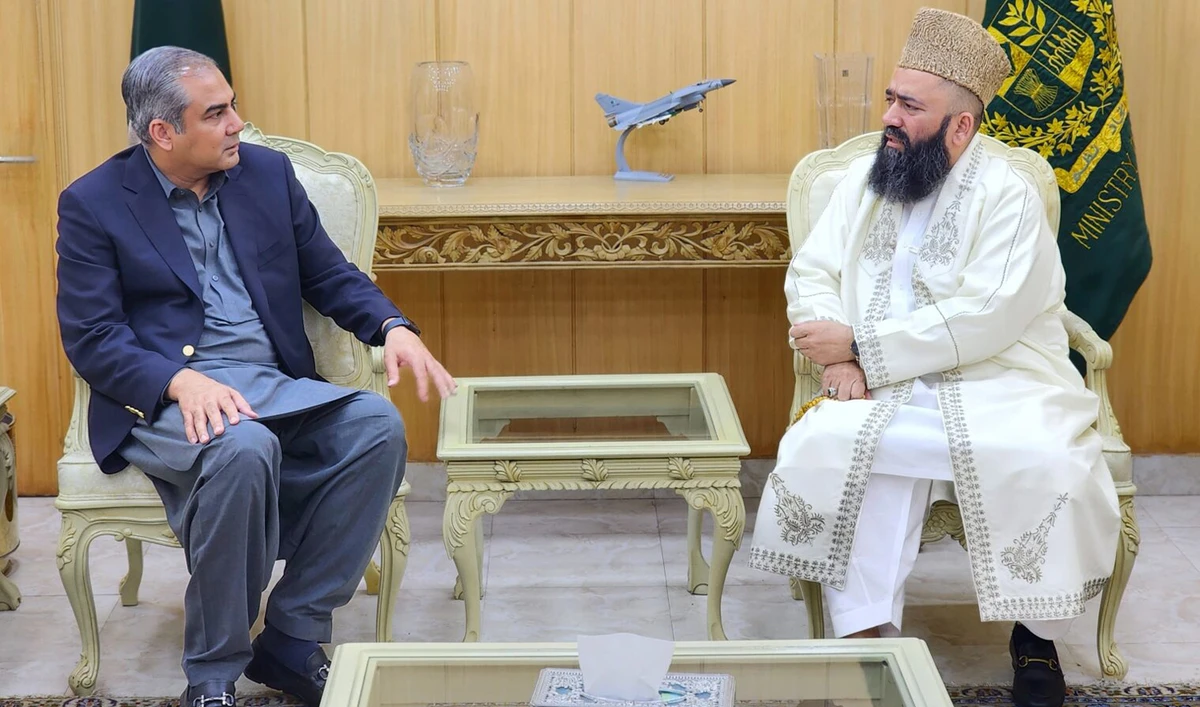 Pakistan's Interior Minister Mohsin Naqvi (left) meets Chairman of the Central Ruet-e-Hilal Committee, Maulana Syed Muhammad Abdul Khabeer Azad in Islamabad, Pakistan on September 4, 2024. (APP)