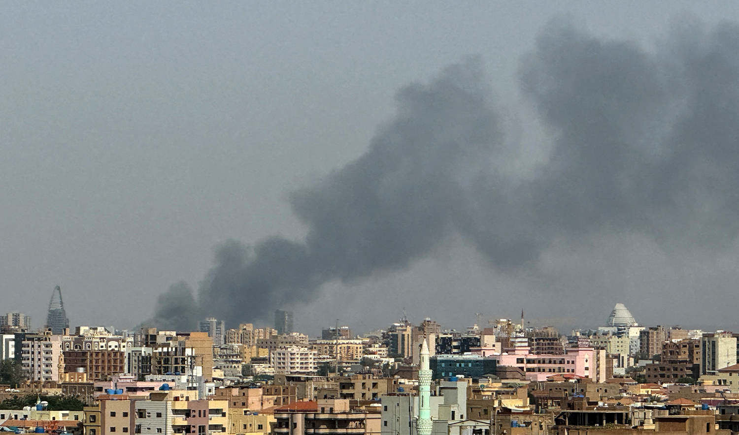 Smoke billows during air strikes in central Khartoum as the Sudanese army attacks positions held by the paramilitary Rapid Support Forces (RSF) throughout the Sudanese capital on September 26, 2024. (AFP/Fi;e)