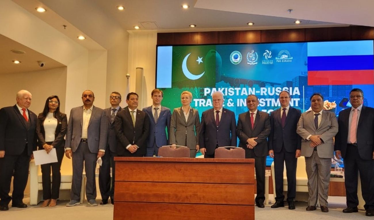 A group photo of Pakistani and Russian delegation participating in the inaugural Pakistan-Russia Trade and Investment Forum in Mosco, Russia, on October 1, 2024. (courtesy: Pakistan mission in Moscow)